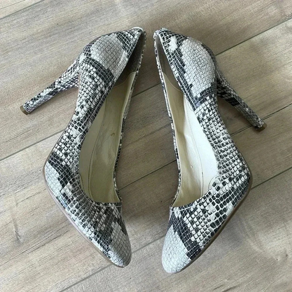 Calvin Klein Snake Print Whinnie Pumps Heels Sz 9.5 - Picture 2 of 5